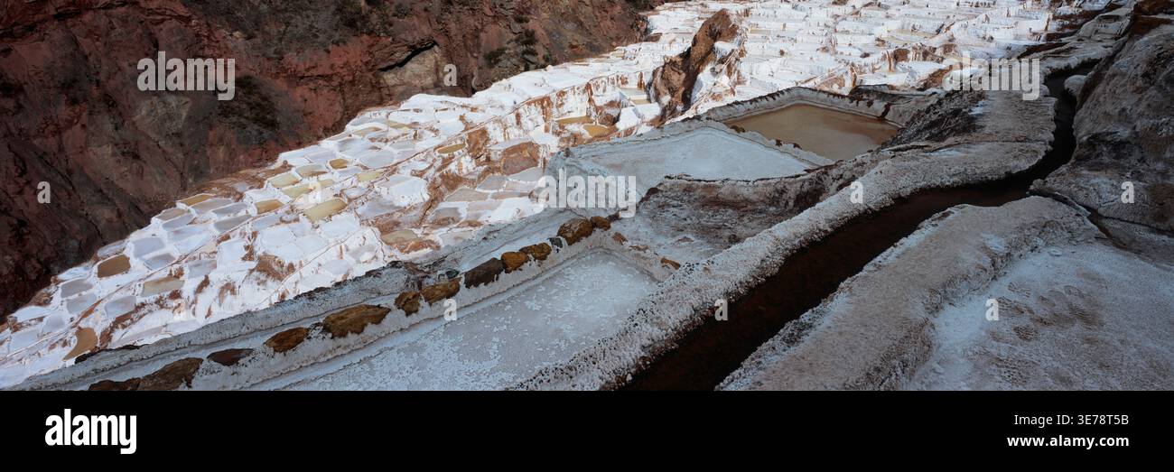 Panoramablick auf Salineras de Maras, Maras Salzbergwerke, Peru Stockfoto