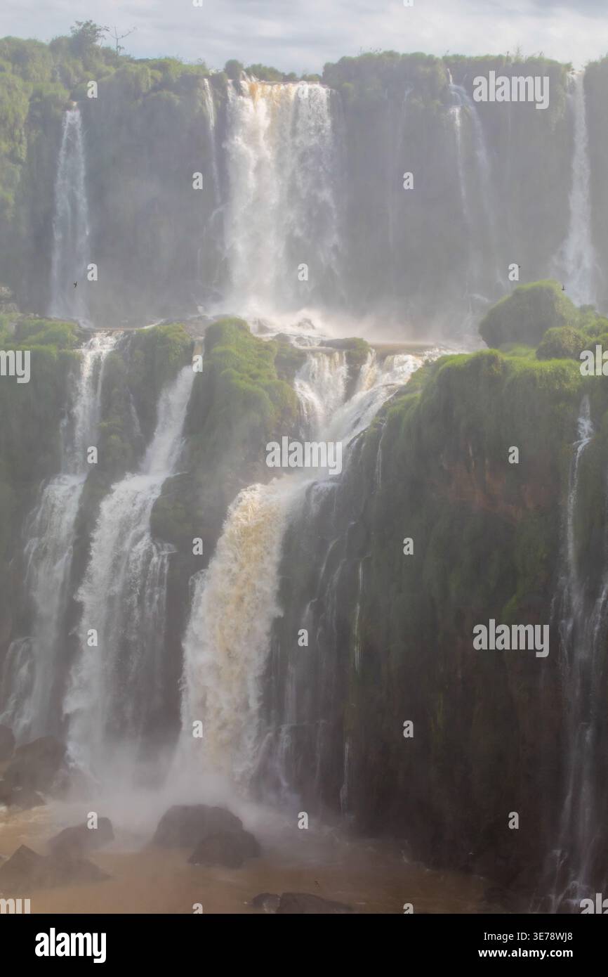 Die spektakulären Iguazu-Wasserfälle stürzen sich in Foz do Iguacu, Brasilien, über mehrere Ebenen von Basaltfelsen, die von dichter tropischer Vegetation bedeckt sind. Die Stockfoto
