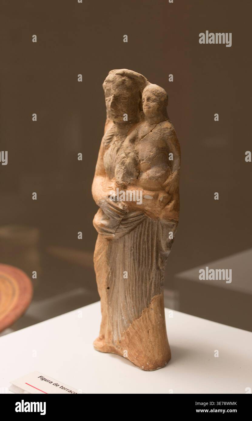 Cadiz, Spanien - 31. Mai 2019: Terrakotta-Figur einer weiblichen Gottheit, die ein Kind im Arm hält. Cadiz Museum, Spanien Stockfoto