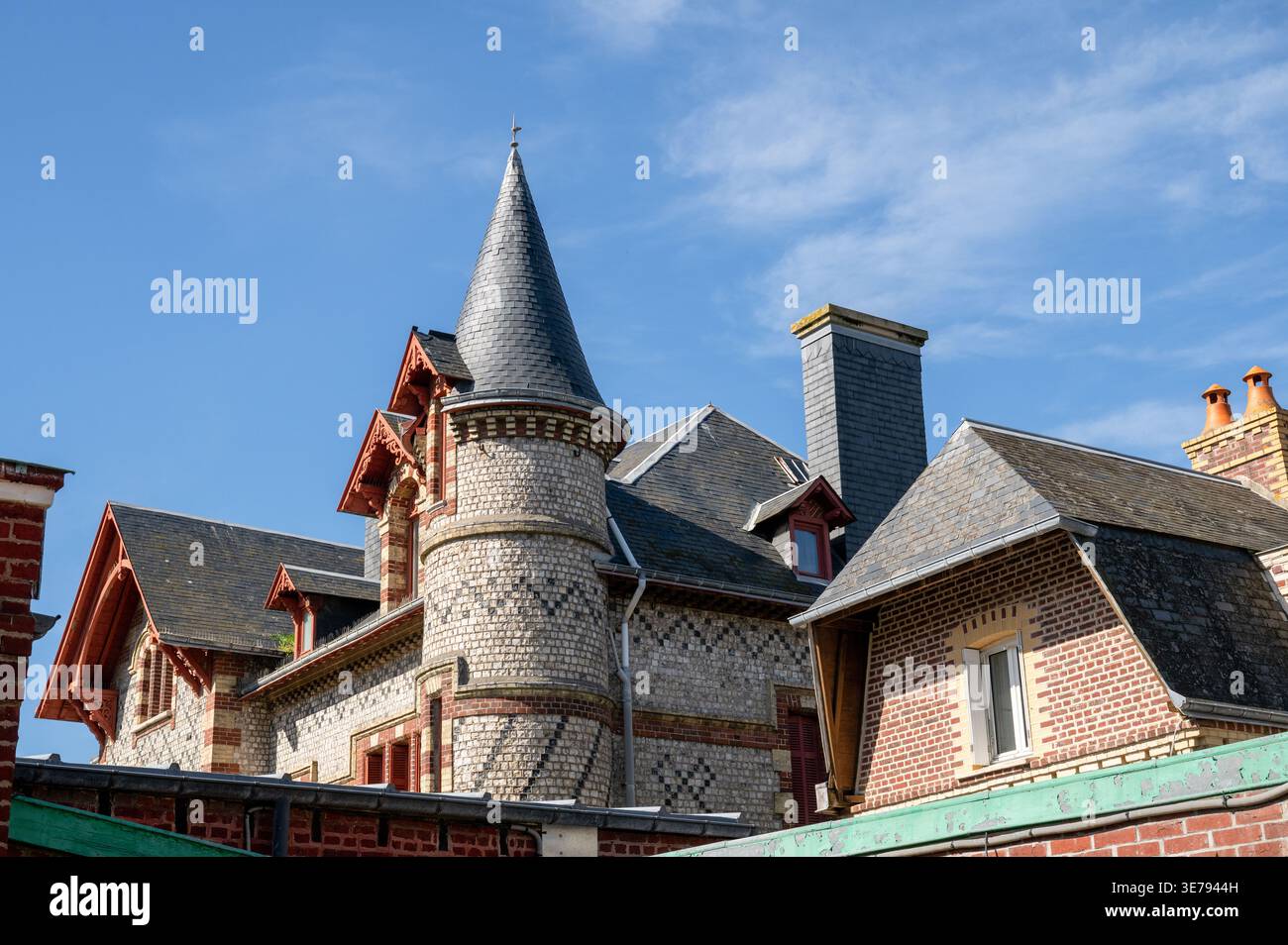 Historisches Steinhaus mit Turm in der Normandie Frankreich traditionelle Architektur unter blauem Himmel Stockfoto