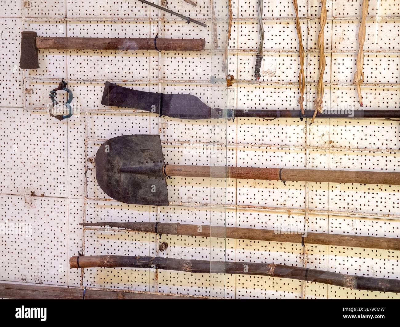 Folterinstrumente wurden im Tuol Sleng Genocide Museum (S-21) in Phnom Penh, Kambodscha, ausgestellt Stockfoto