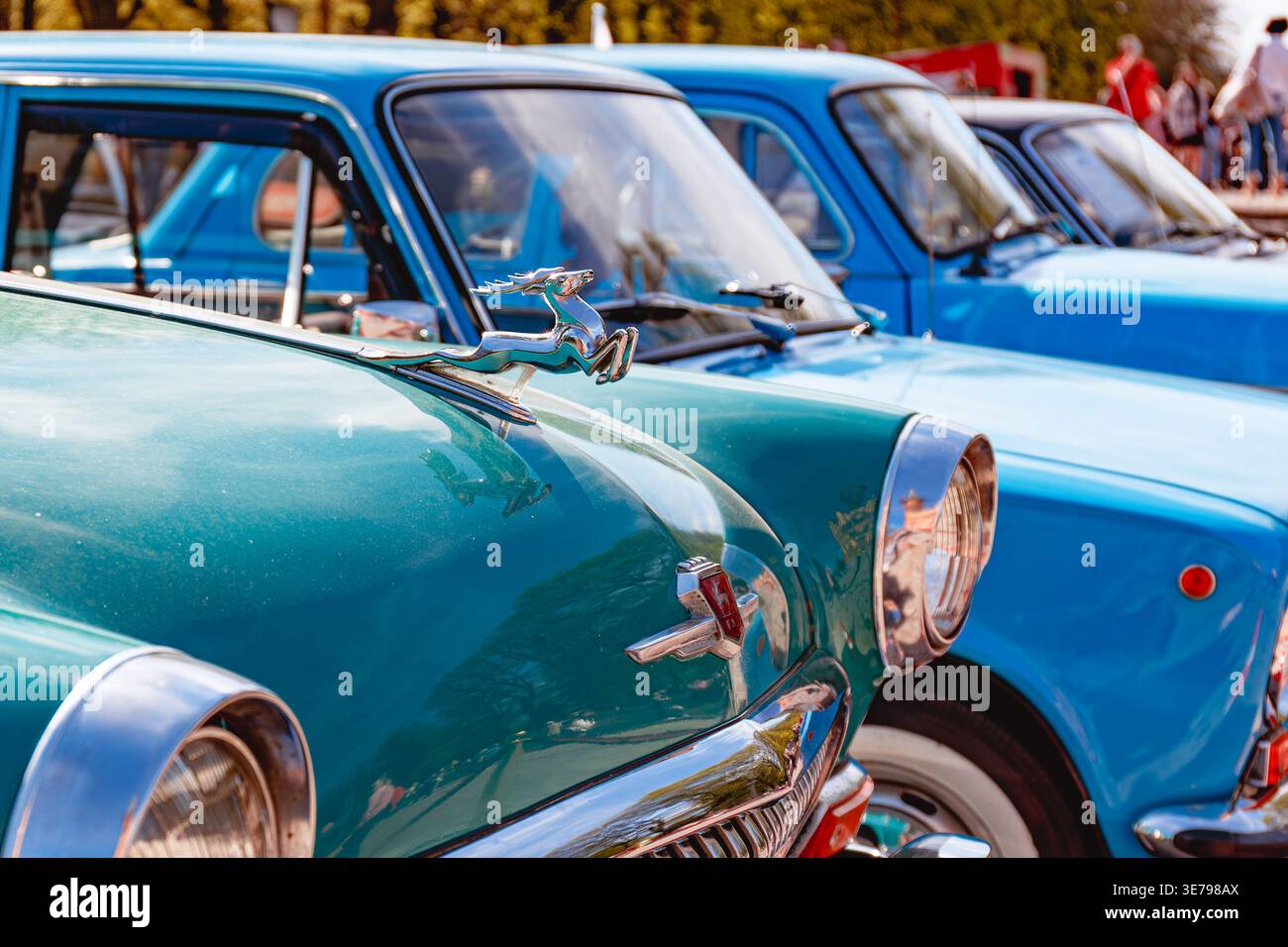 Kaliningrad, Russland - 10. Mai 2021: Detaillierte Ansicht der Motorhaube eines Oldtimers mit verchromtem Hirsch-Emblem, die das ikonische sowjetische Automobil-Design und die Reflektoren einfängt Stockfoto