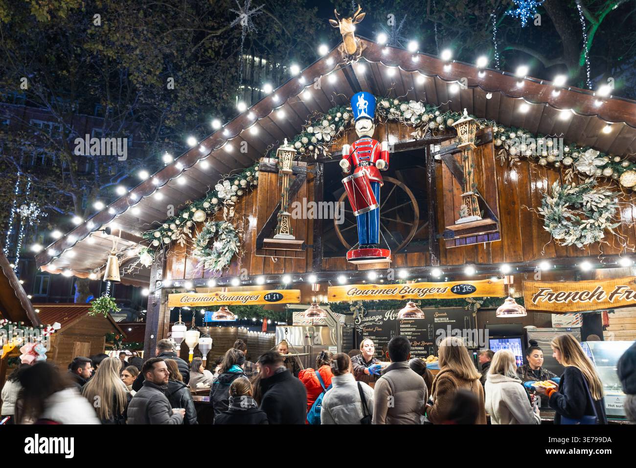 Festlicher Weihnachtsmarkt mit einem riesigen Nussknacker. London, Vereinigtes Königreich, 11. November 2023 Stockfoto