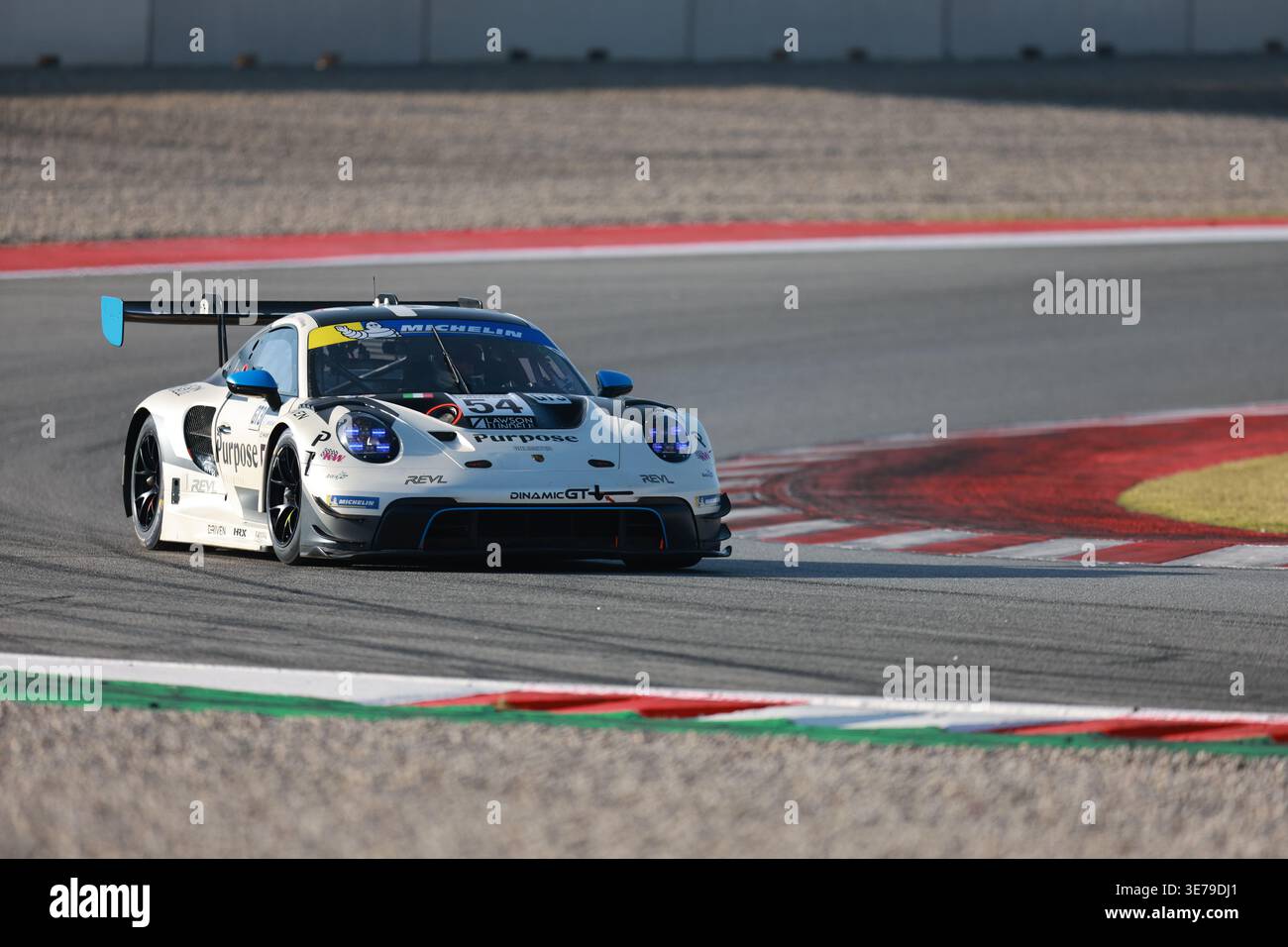 Barcelona, Spanien. April 2026. #54 Porsche 911 GT3 (992) Evo von Reinhold KRAHN (CAN) und Matteo CRESSONI (ITA) (DINAMIC GT) Porsche GT3 navigiert auf einem t Stockfoto