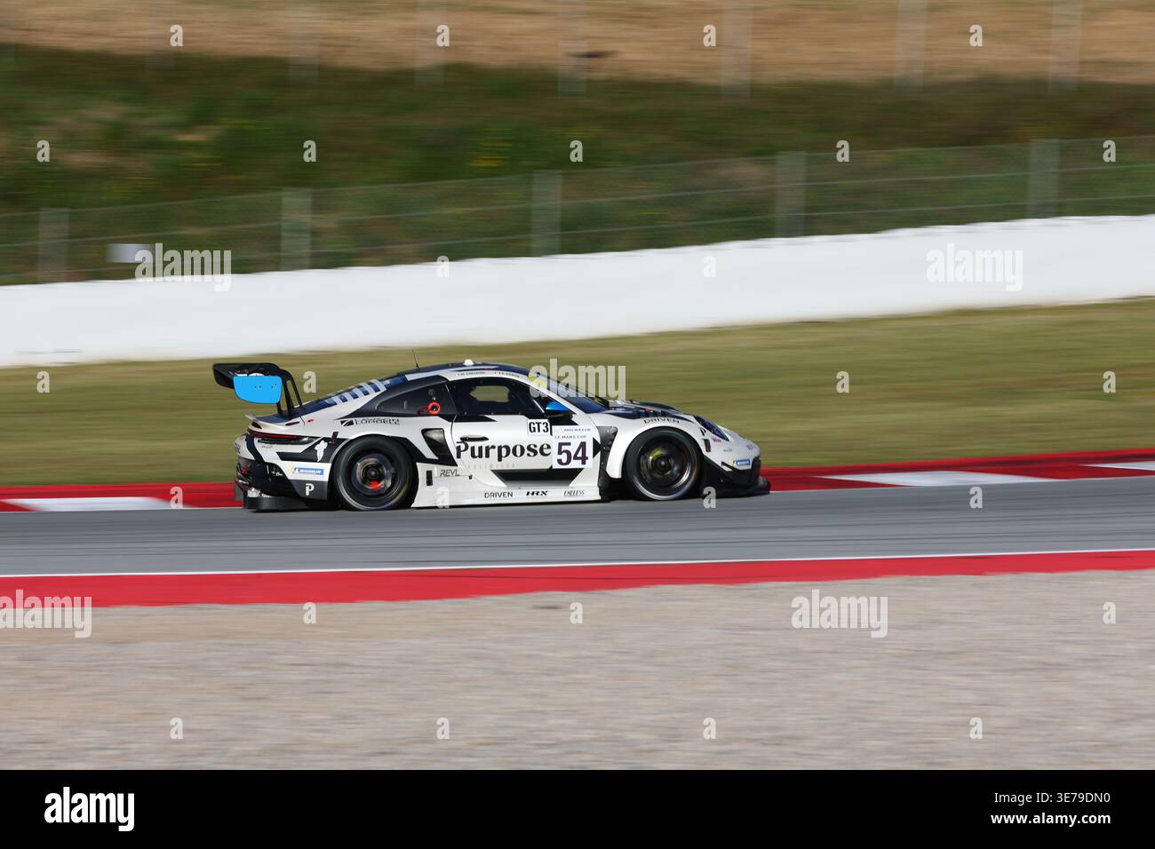 Barcelona, Spanien. April 2026. #54 Porsche 911 GT3 (992) Evo von Reinhold KRAHN (CAN) und Matteo CRESSONI (ITA) (DINAMIC GT) Porsche GT3 hält die hohe Leistung aufrecht Stockfoto