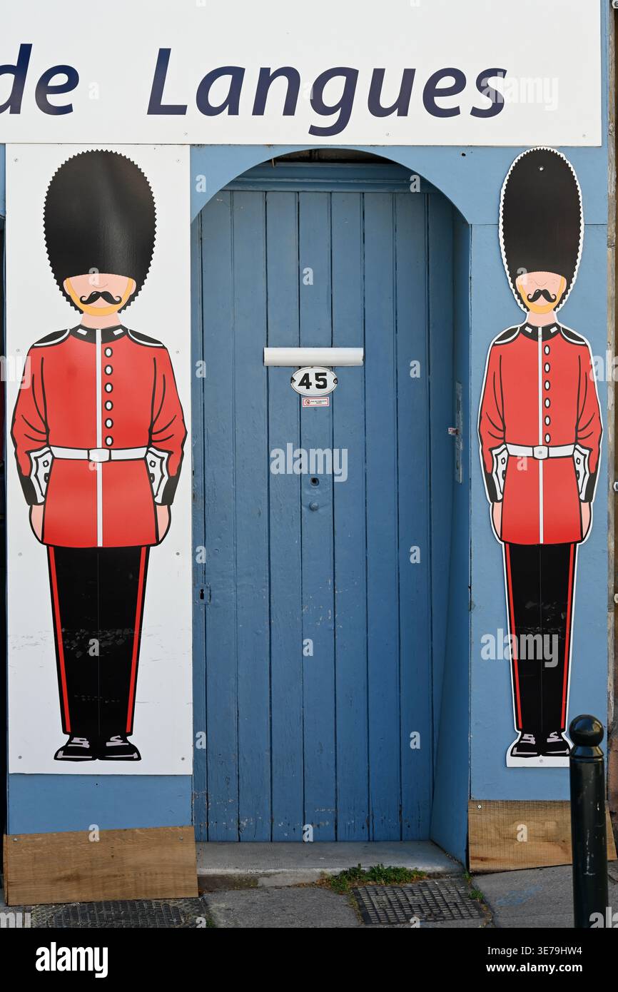 Blaue Tür der English Language School, eingerahmt von Wachen, Königsgarden oder Pferdewachen in zeremonieller Uniform oder Kostüm Aix-en-Provence Frankreich Stockfoto