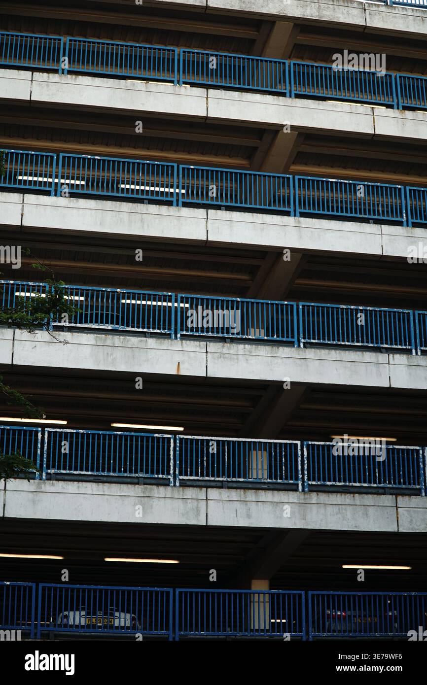 Minimalistisches Gebäude mit Sichtbeton- und Metallelementen in städtischer Umgebung, Worthing UK Stockfoto