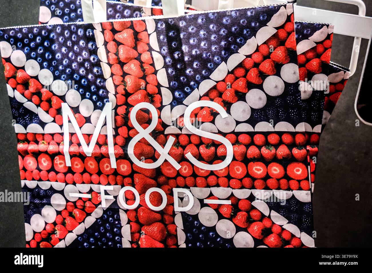 Epsom, London UK, 10. April 2026, wiederverwendbare Tragetasche von Marks and Spencer Stockfoto