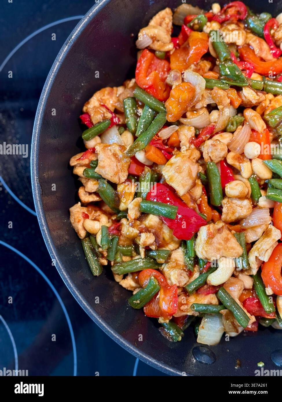Chicken Cashew ist ein asiatisches Gericht aus Hühnchen und Gemüse mit Cashewnüssen und Erdnüssen Stockfoto