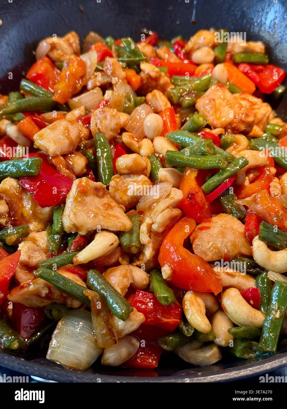 Chicken Cashew ist ein asiatisches Gericht aus Hühnchen und Gemüse mit Cashewnüssen und Erdnüssen Stockfoto