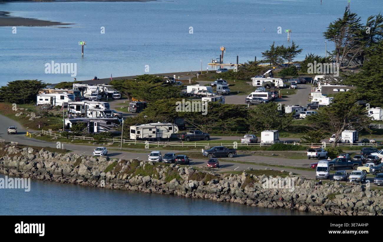 Bodega Bay, Kalifornien - 10. Januar 2026: Campingplatz im Westside Regional Park am Ufer des Bodega Harbor Stockfoto
