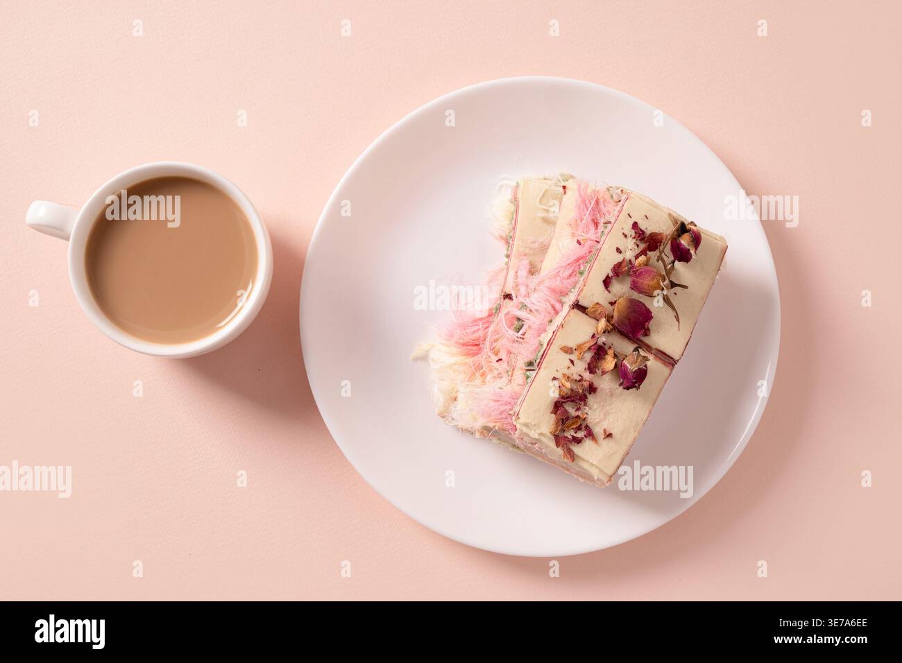 Blick von oben auf kreatives Dessert mit Zuckerwatte und getrockneten Rosen serviert mit Kaffee auf pastellfarbenem Hintergrund, minimale Zusammensetzung für Café-Branding und Leben Stockfoto
