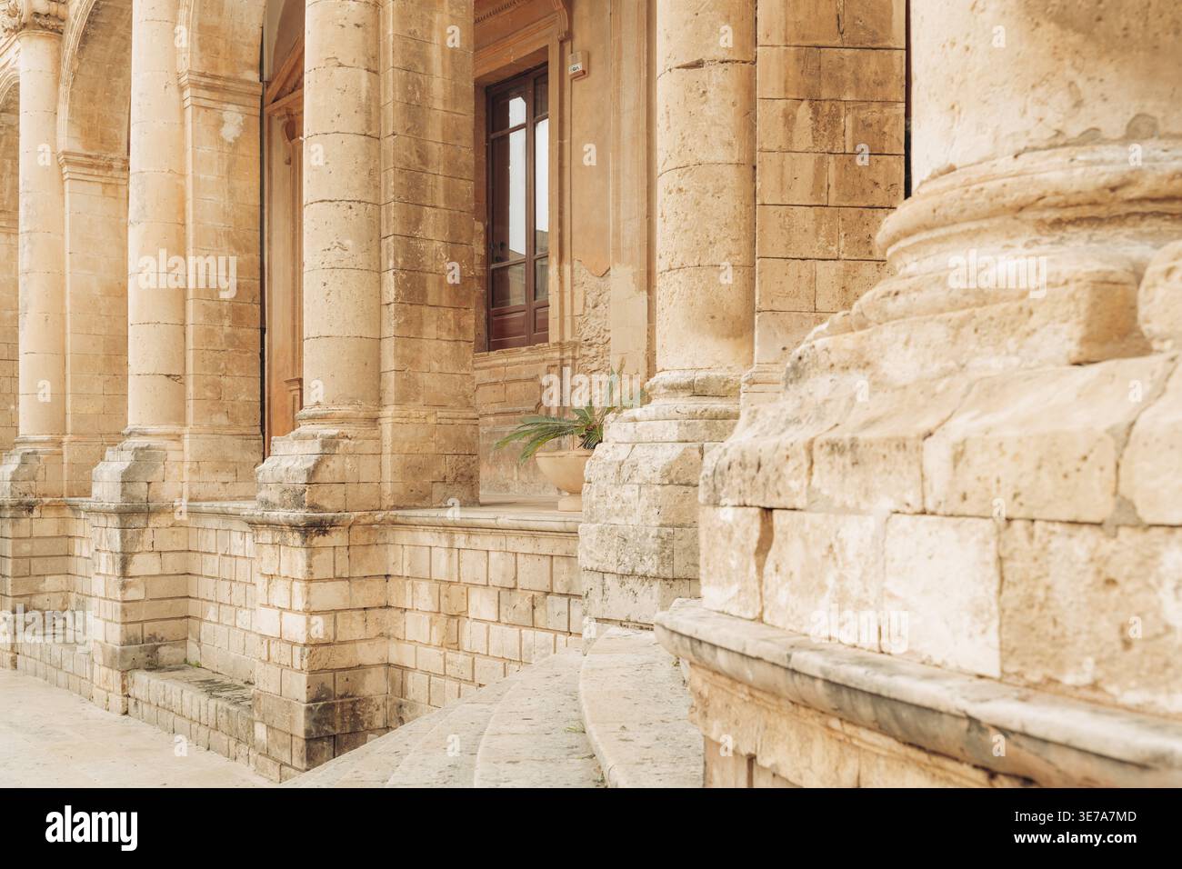 Barockarchitektur Noto Sizilien. Historische Gebäude mit kunstvoller Fassade. Stockfoto