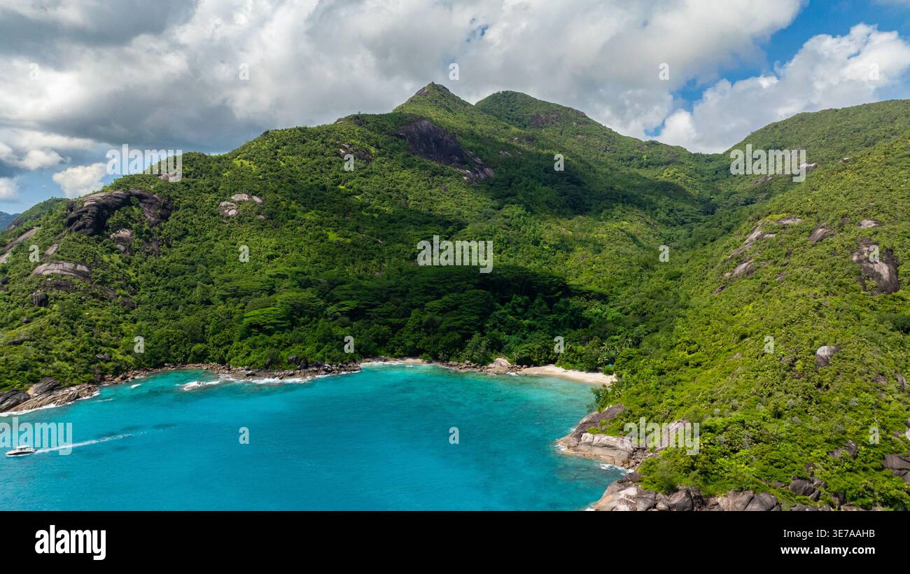 Eine abgeschiedene Bucht mit Strand, umgeben von dichtem tropischem Wald. Anse Major. Seychellen, Mahe. Stockfoto