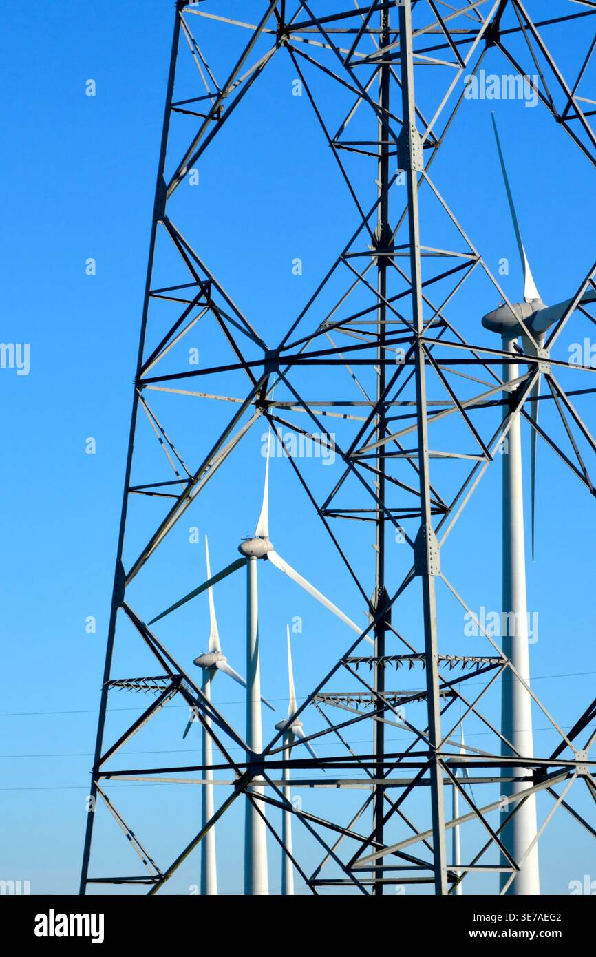 Älterer Hochspannungs-Pylon mit Hintergrund moderner Windkraftanlagen - Chatellerault, Vienne (86), Frankreich. Stockfoto