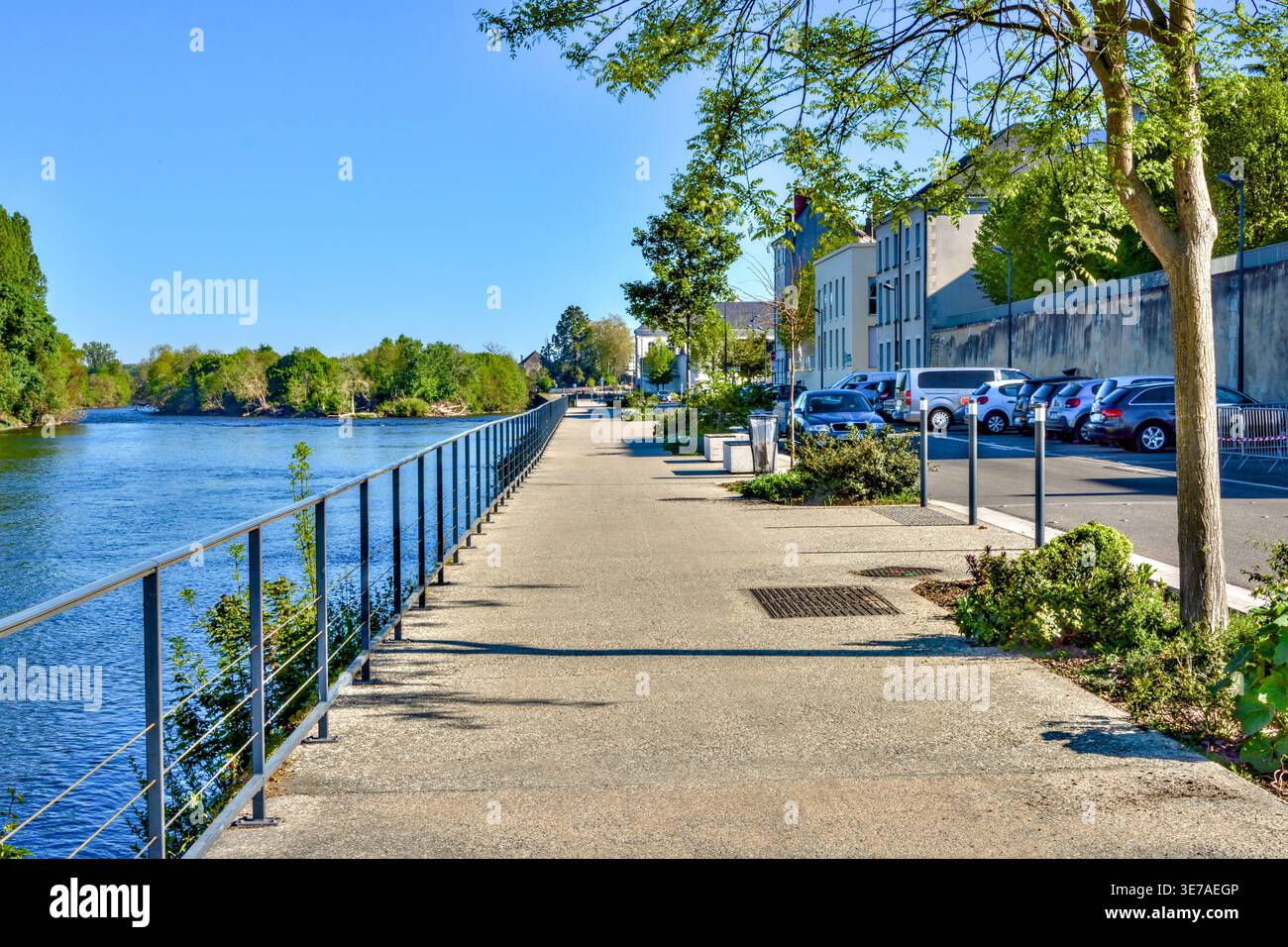 Spaziergang am Fluss entlang des „Quai du Chateau“ Ostufers des Flusses Vienne - Chatellerault, Vienne (86), Frankreich. Stockfoto
