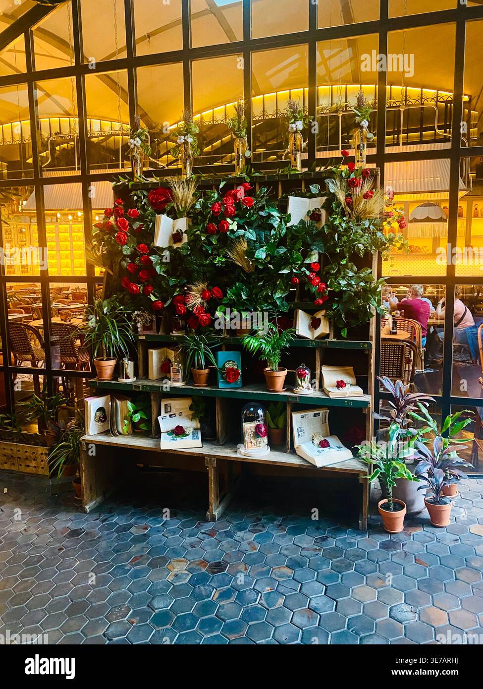 Arrangement mit roten Rosen und Büchern. Tag Sant Jordi. Barcelona Stockfoto