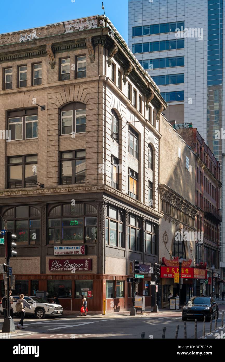 Boston, Mexussets, USA – Fußgänger gehen an lokalen Unternehmen und farbenfrohen Restaurantschildern in Chinatown vorbei. Stockfoto