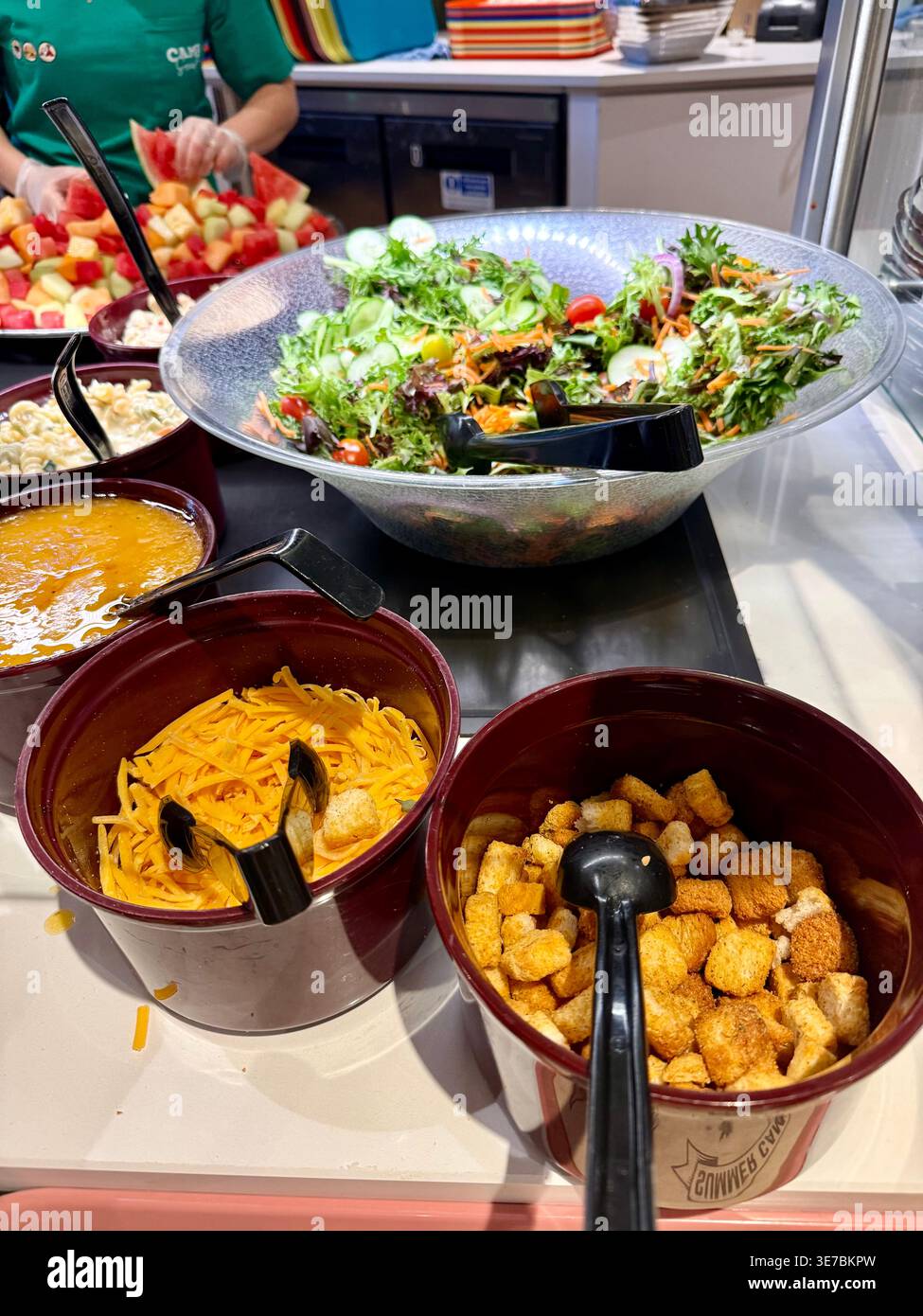 Wisconsin Dells, Wisconsin, USA - 5. April 2026: Bunte Salate und Croutons im Camp Social Breakfast im Wilderness Resort Stockfoto
