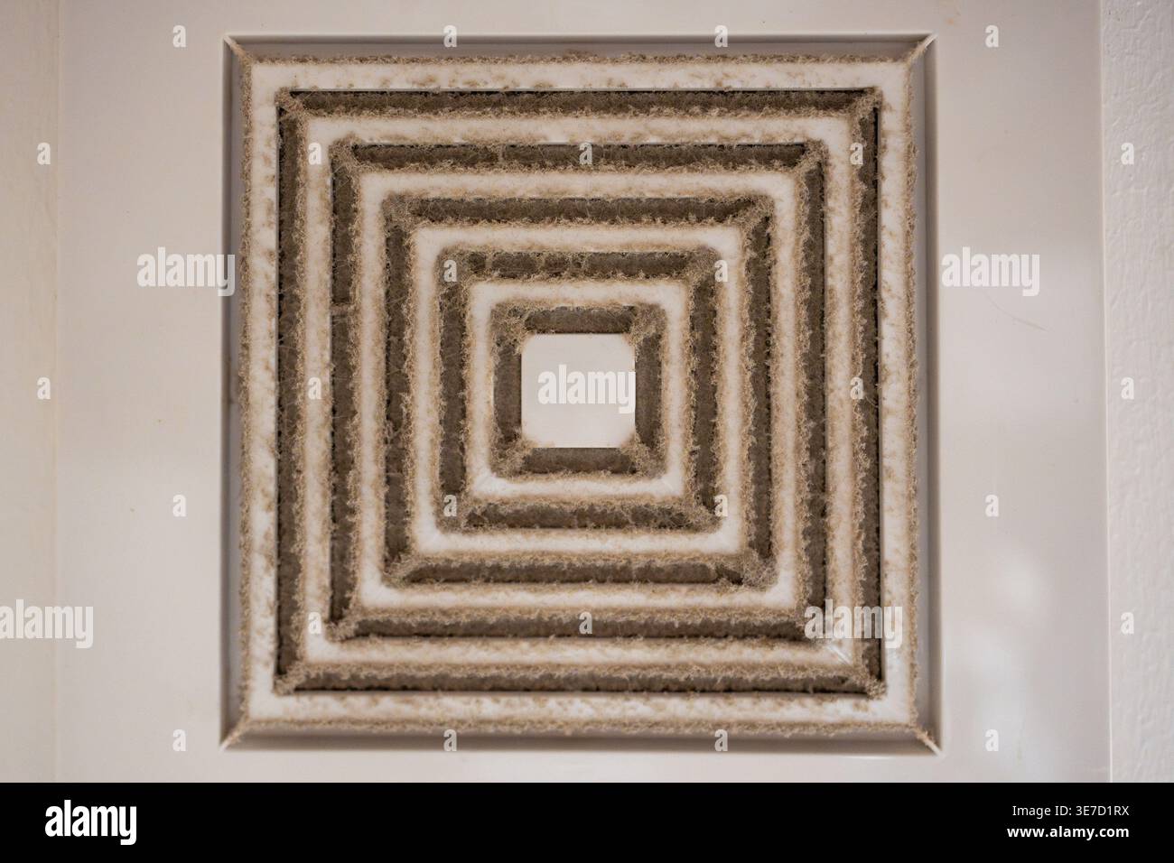 Schmutzige, staubgefüllte Haube im Hotel- oder Appartementbad, schlechte Belüftung und Klimaanlage. Stockfoto