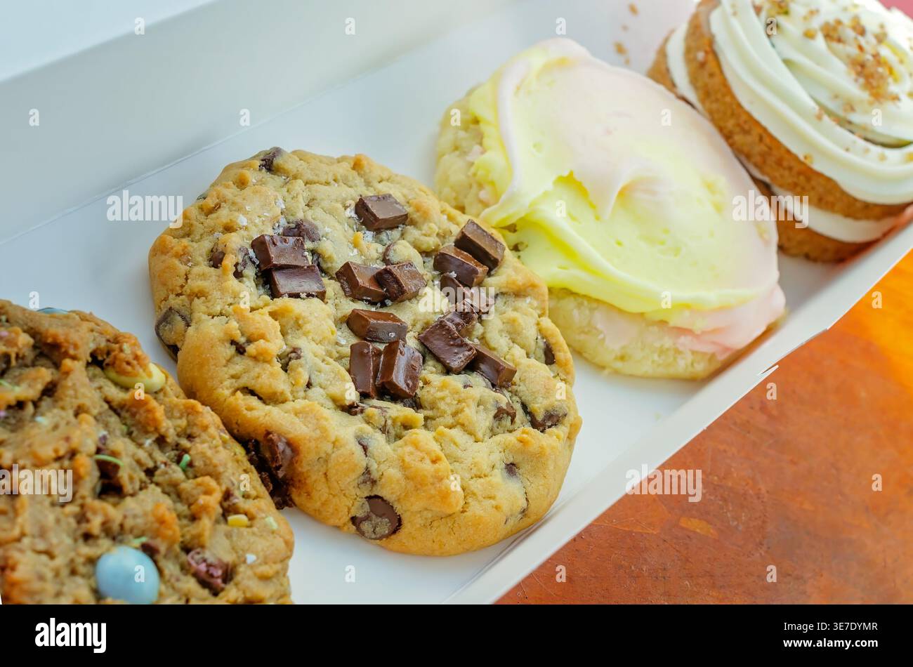 Mobile, Alabama, USA - 2. April 2026: Eine Auswahl an Frühlings- und osterkeksen in Mobile, Alabama. Crumbl wurde 2017 in Utah gegründet. Stockfoto