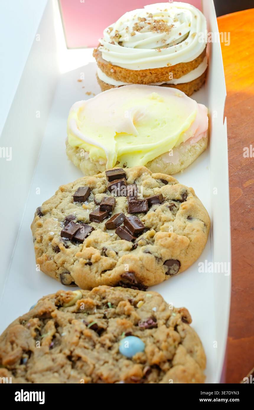 Mobile, Alabama, USA - 2. April 2026: Eine Auswahl an Frühlings- und Osterkeksen in Mobile, Alabama. Crumbl wurde 2017 in Utah gegründet. Stockfoto