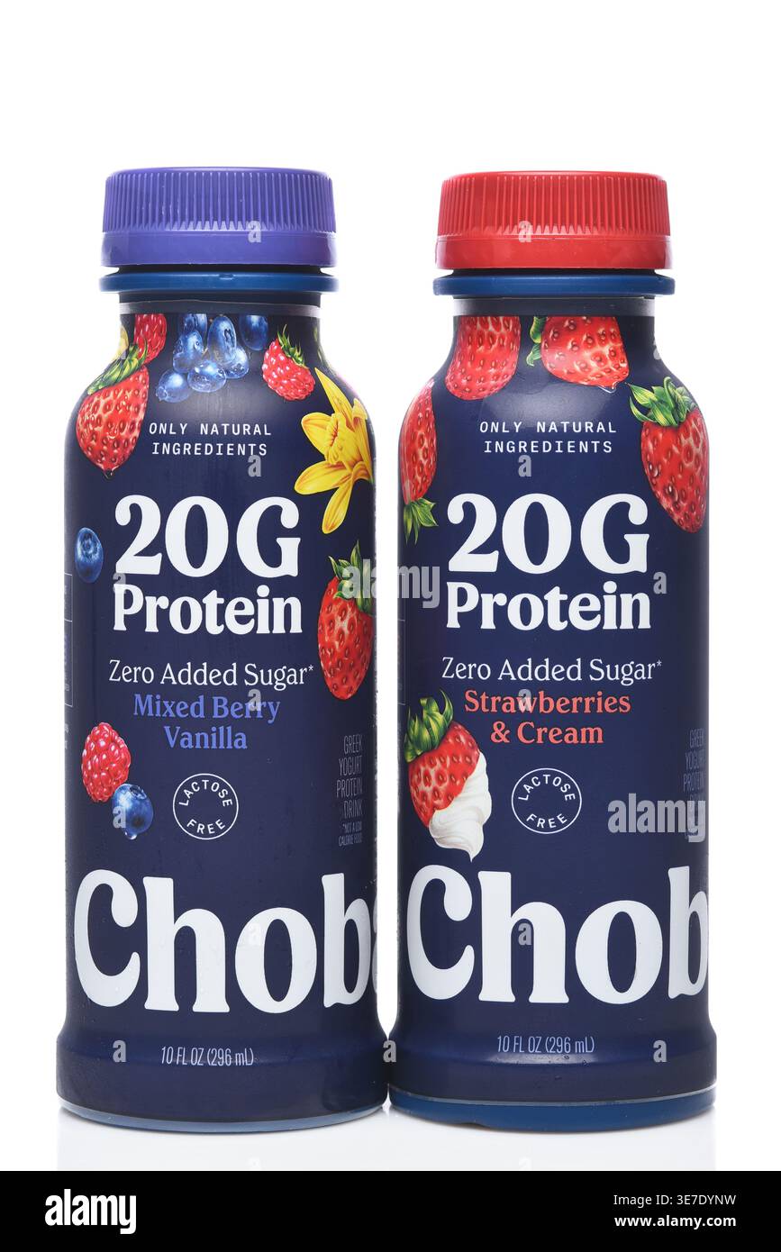 IRVINE, KALIFORNIEN - 10. APR 2026: Flaschen Chobani 20 g Proteingetränk, gemischte BeerenVanilla, Srrawberries und Creme. Stockfoto