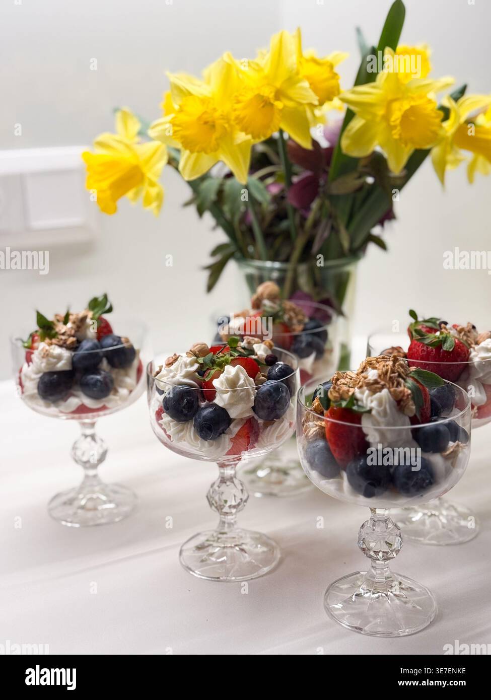 Beeren-Parfait-Desserts mit Schlagsahne und Müsli Stockfoto