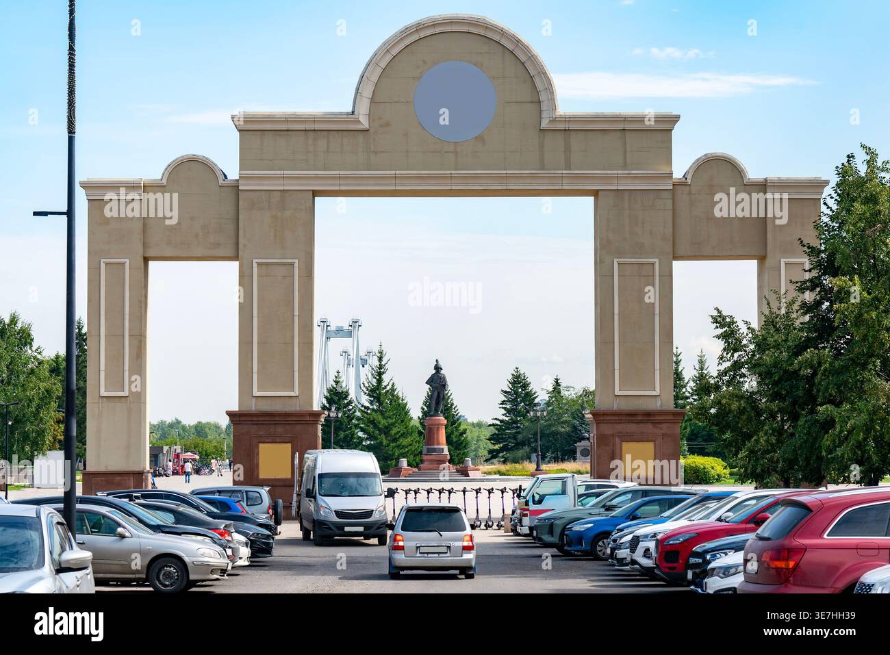 Grand Gateway Arch Framing Monument und Riesenrad über belebtem Parkplatz Stockfoto
