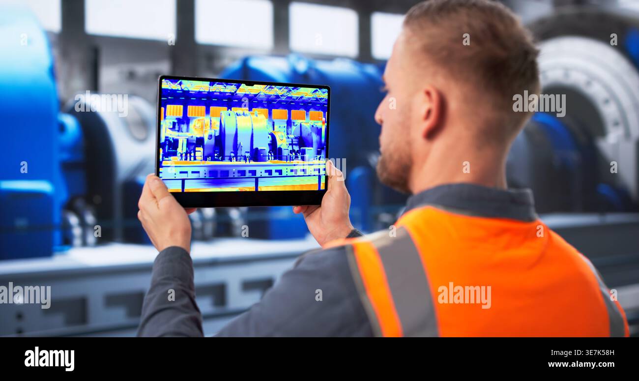 Der Ingenieur Führt Wärmebilduntersuchungen An Turbinenanlagen Durch, Um Ein Optimales Energiemanagement Zu Gewährleisten Stockfoto