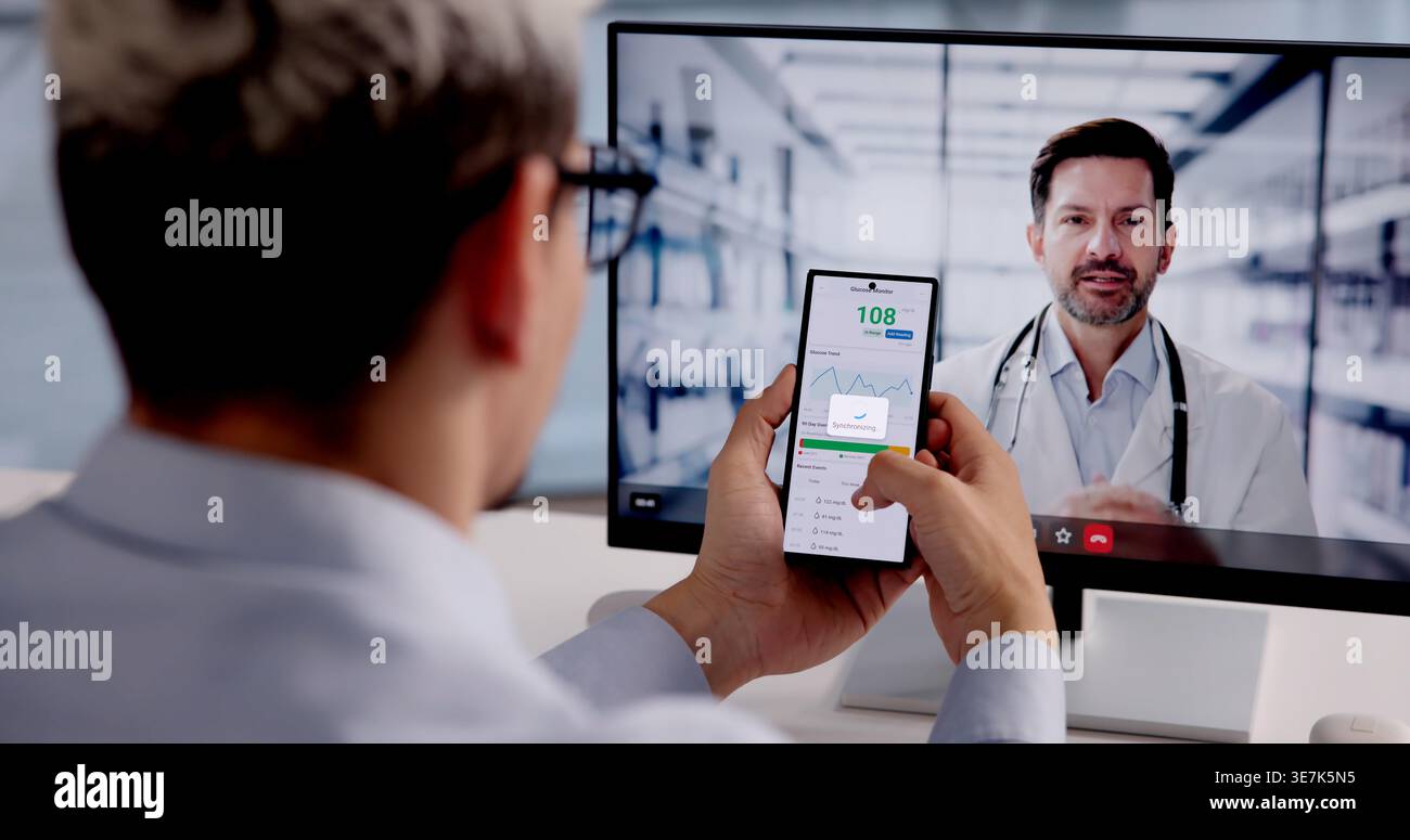 Latino Man Monitoring Des Blutzuckers Mit Kontinuierlichem Glukosesensor Während Der Fernkonsultation Stockfoto