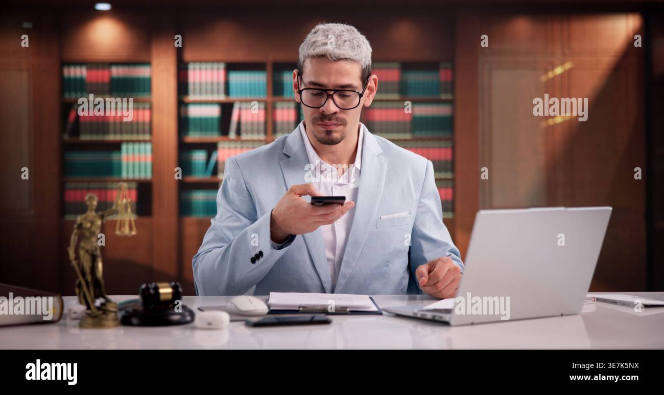 Rechtsexperte erfassen Dokumentbilder mit Smartphone für OCR-Technologie Stockfoto