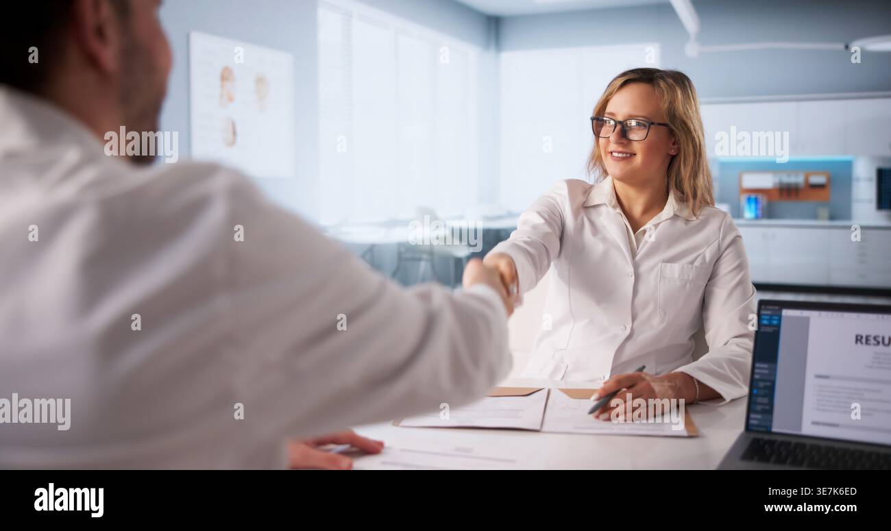 Recruiter und Kandidat im Gesundheitswesen besiegeln den Deal in Einem Interview mit medizinischem Personal Stockfoto