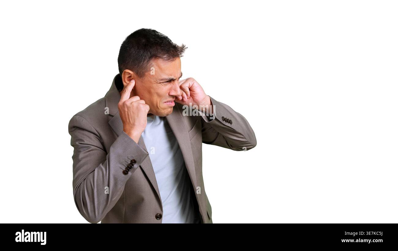 Ein Mann, der mit den Fingern Ohren zustopft, um laute, lästige Geräusche auszublenden Stockfoto