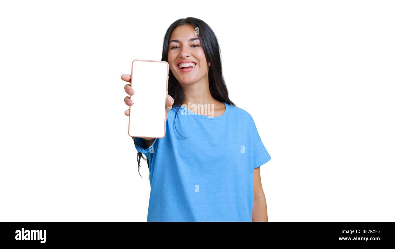 Lächelnde Frau, die ein Smartphone mit leerem Bildschirm hält Stockfoto
