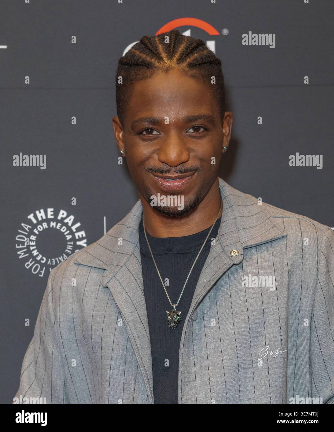 Hollywood, CA, USA, 10. April 2026 Samuel Arnold kommt am 10. April 2026 beim Fotogespräch mit dem roten Teppich für Netflix's Vorführung von „Emily in Paris“ während des PaleyFest LA 2026 im Dolby Theatre in Hollywood, Kalifornien. Quelle: Carla Van Wagoner/Alamy Live News Stockfoto