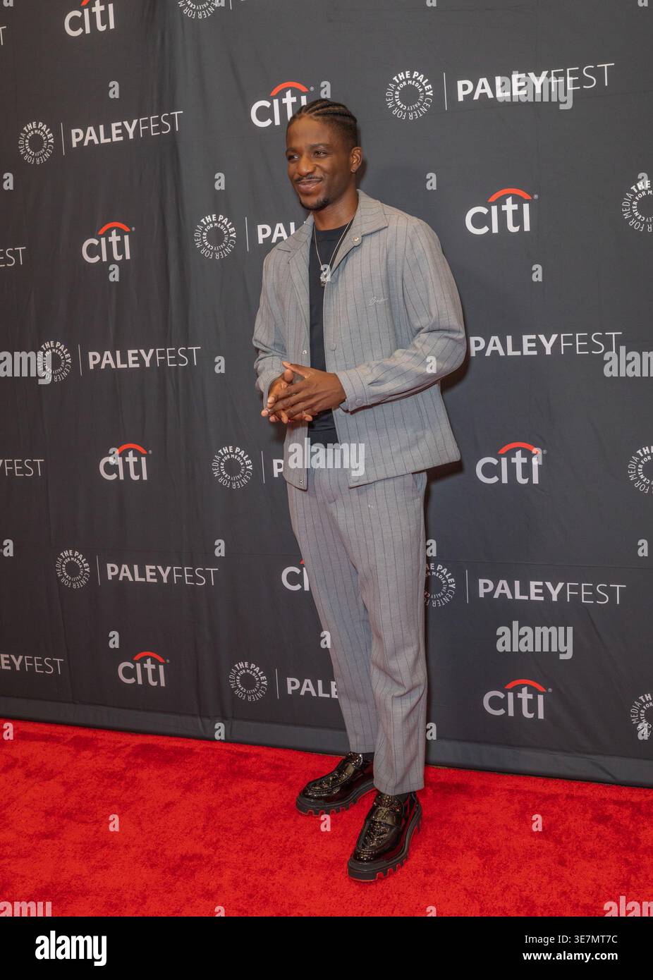 Hollywood, CA, USA, 10. April 2026 Samuel Arnold kommt am 10. April 2026 beim Fotogespräch mit dem roten Teppich für Netflix's Vorführung von „Emily in Paris“ während des PaleyFest LA 2026 im Dolby Theatre in Hollywood, Kalifornien. Quelle: Carla Van Wagoner/Alamy Live News Stockfoto