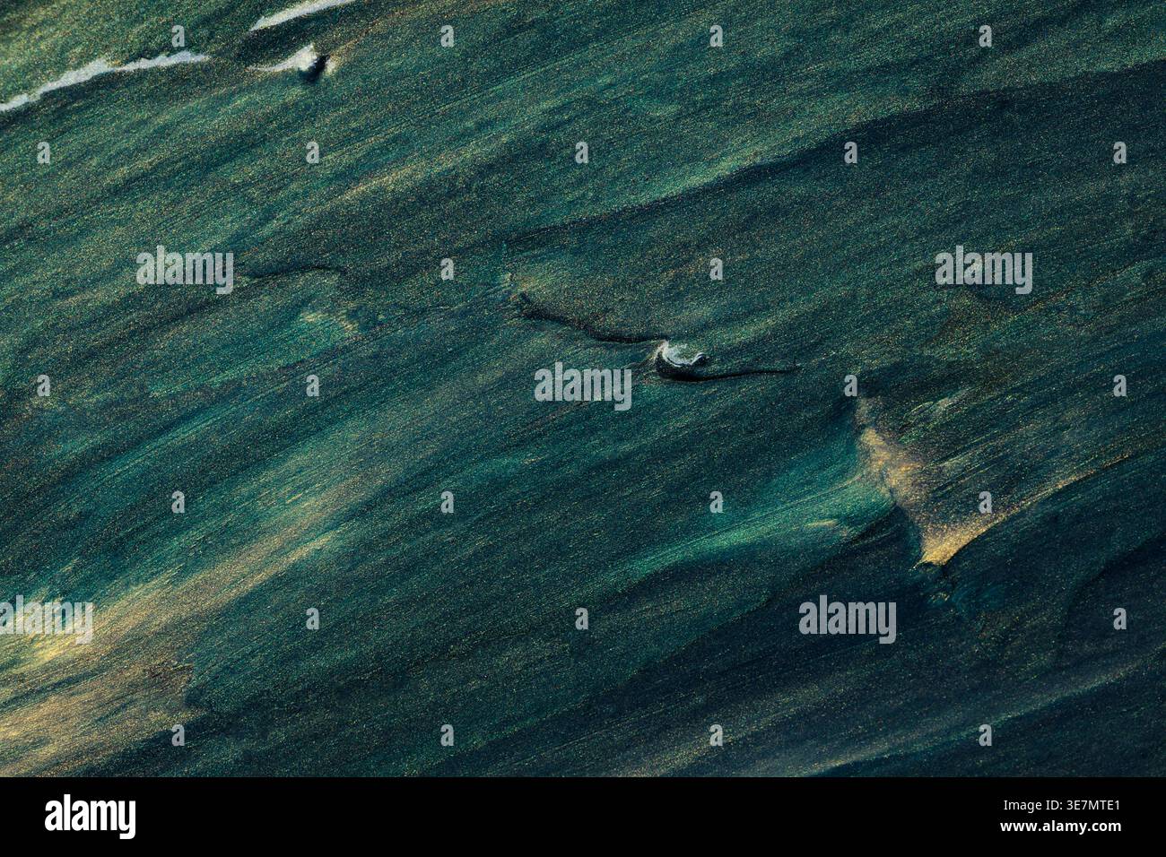 Abstrakte Ölfarbe mit Glitzer für fließende Muster und goldene Reflexe Stockfoto