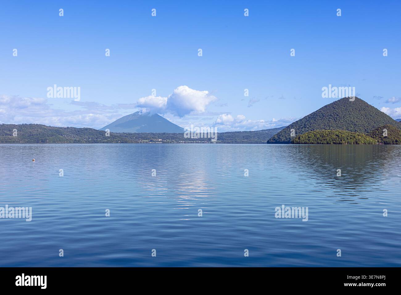 See Toya mit Nakajima Island und Mount Yotei im Hintergrund Stockfoto