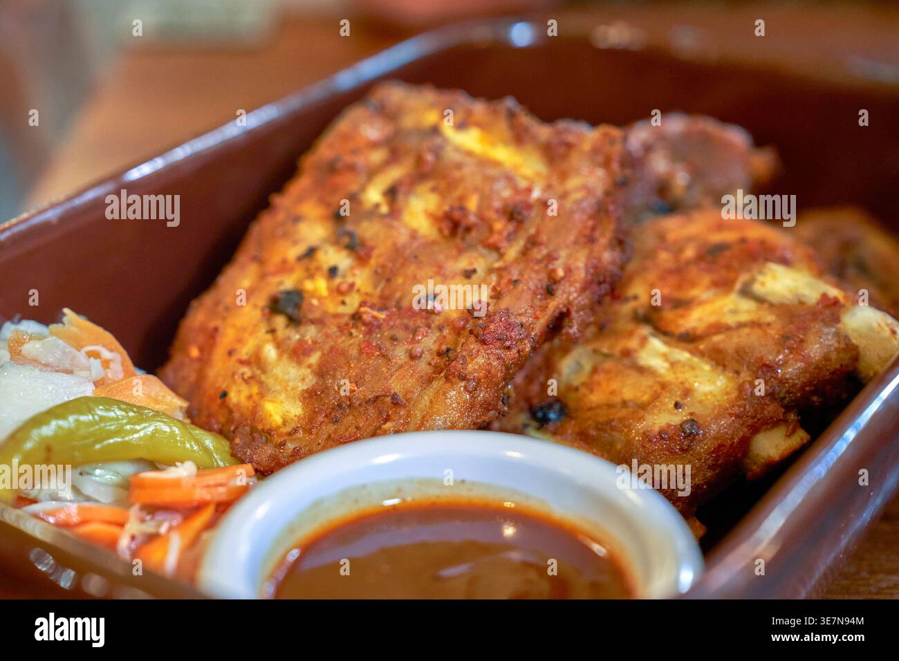Schweinerippchen mit Barbecue-Sauce und Gurken im Restaurant Stockfoto