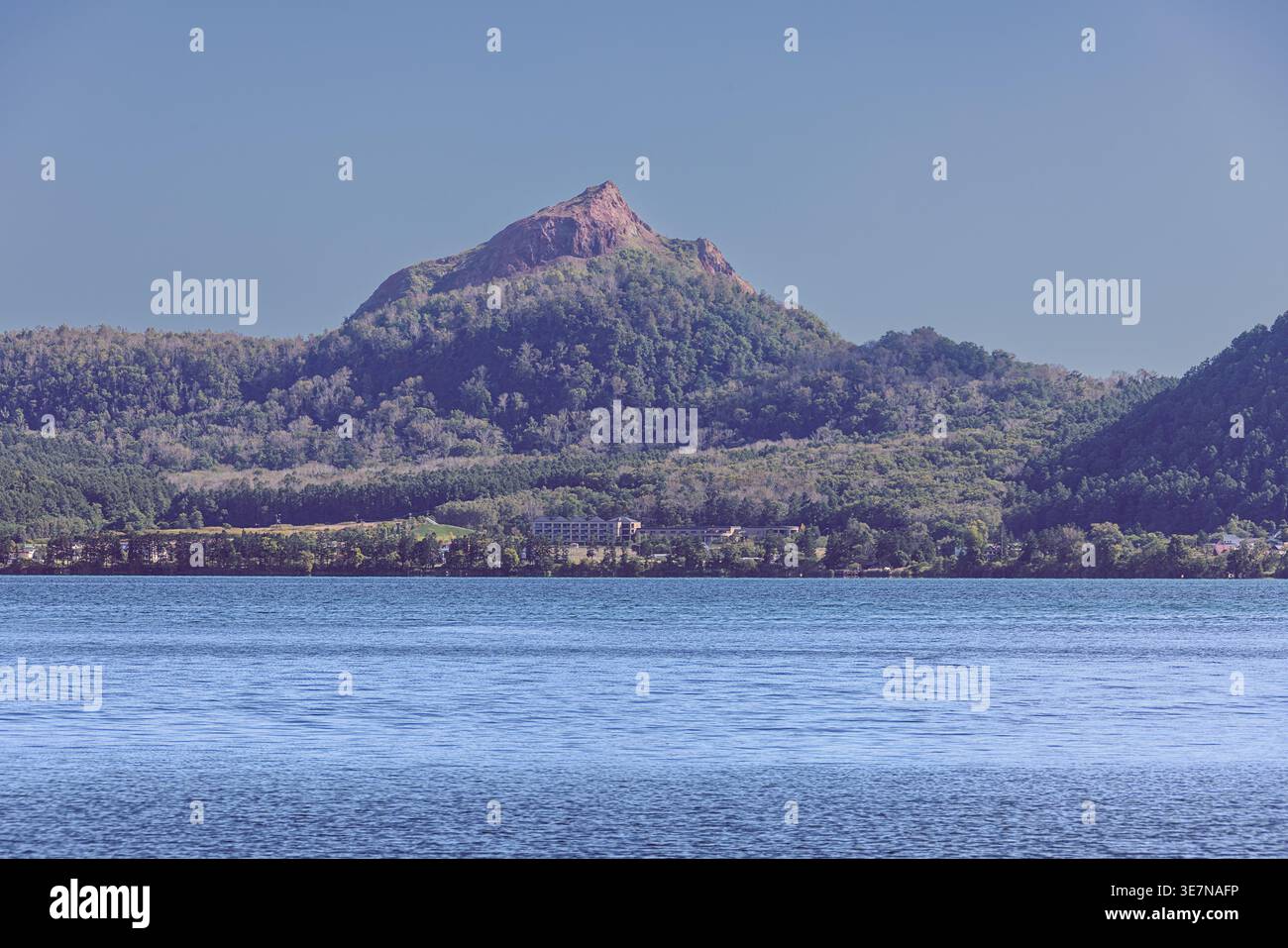 Der Gipfel des Mount Usu von der Insel Nakajima aus gesehen Stockfoto