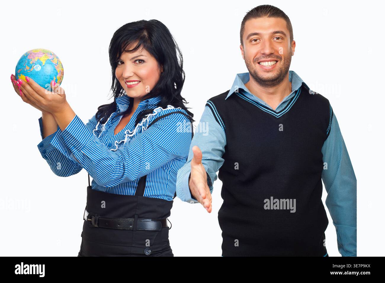 Lächelnde Frau hält den Globus mit Stolz. Mann neben ihren Gesten warm. Beide wirken fröhlich und einladend. Ideal für Reisen oder globale Geschäftsthemen. Stockfoto