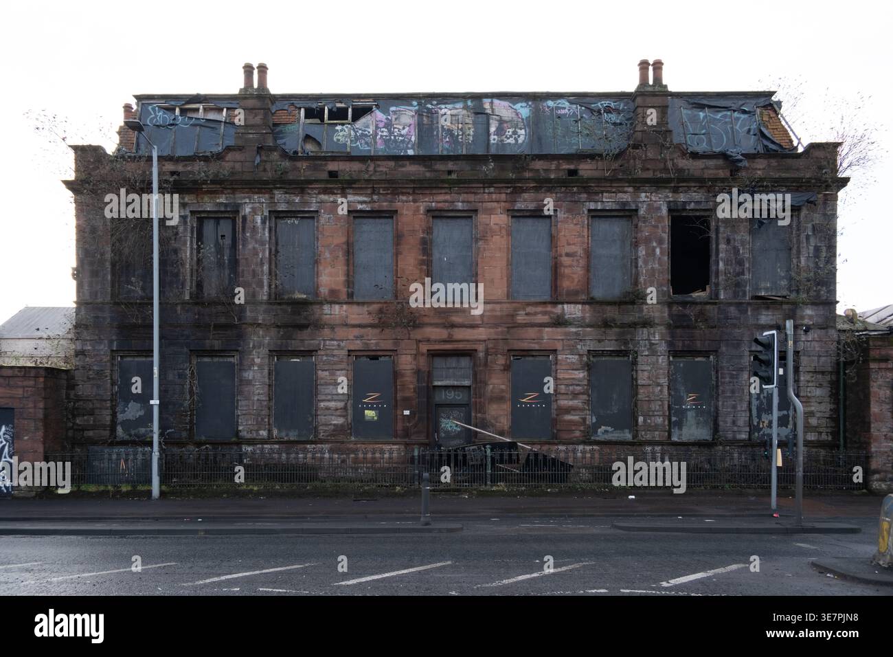 Verlassene, verlassene Lagerhausfassade in Tradeston Glasgow zeigt urbanen Niedergang und industriellen Niedergang Stockfoto