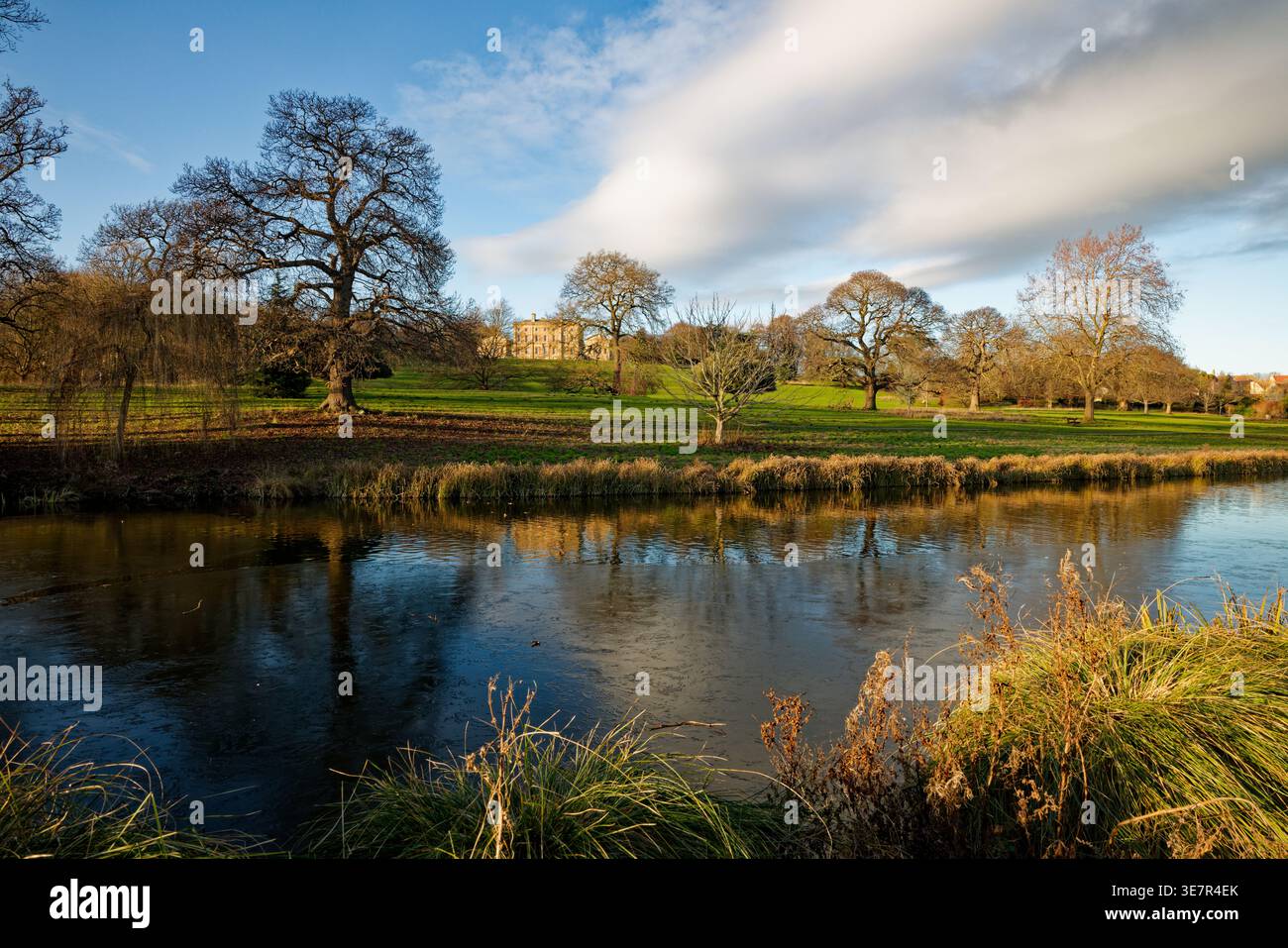 Das georgianische Herrenhaus, in dem sich das Cusworth Hall Museum befindet, befindet sich in einer Parklandschaft mit See, alten Bäumen und Rasenflächen, Doncaster, South Yorkshire. Stockfoto