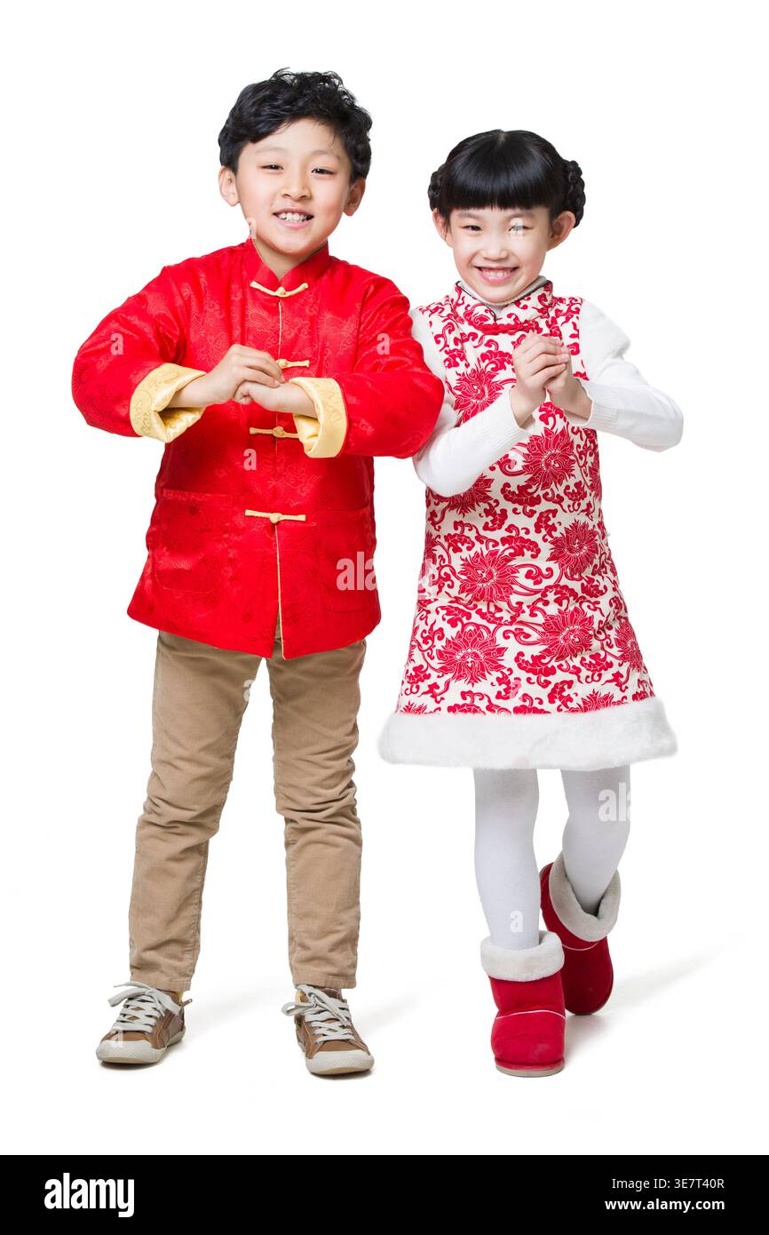 Lächelnder chinesischer Junge und Mädchen, der im Studio vor weißem Hintergrund die Gesten der Grußhand zeigt Stockfoto