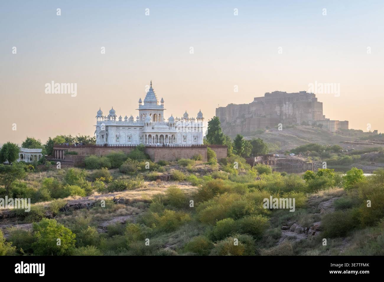 Jaswant Thada mit dem imposanten Mehrangarh Fort, das die Skyline dahinter dominiert, Jodhpur, Indien Stockfoto