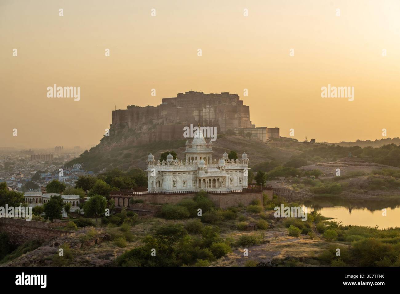 Jaswant Thada mit dem imposanten Mehrangarh Fort, das die Skyline dahinter dominiert, Jodhpur, Indien Stockfoto