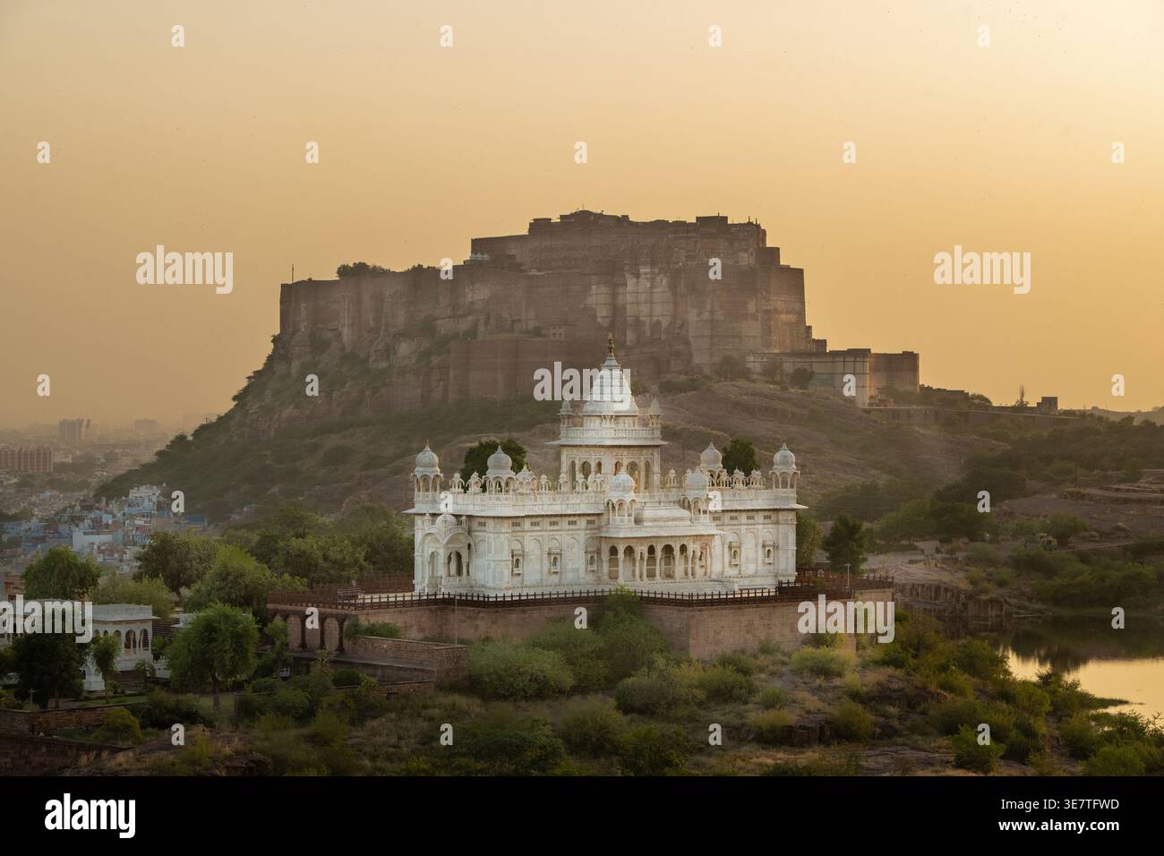 Jaswant Thada mit dem imposanten Mehrangarh Fort, das die Skyline dahinter dominiert, Jodhpur, Indien Stockfoto