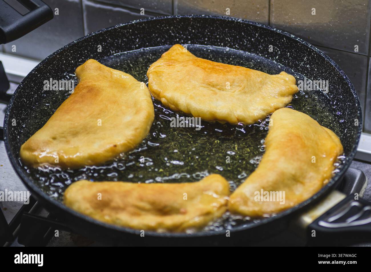 Zubereitung von Panzerotti fritti, einem klassischen apulischen Straßenessen, bestehend aus pizzagebackenen Brötchen, gefüllt mit Mozzarella und Tomaten, an Stockfoto