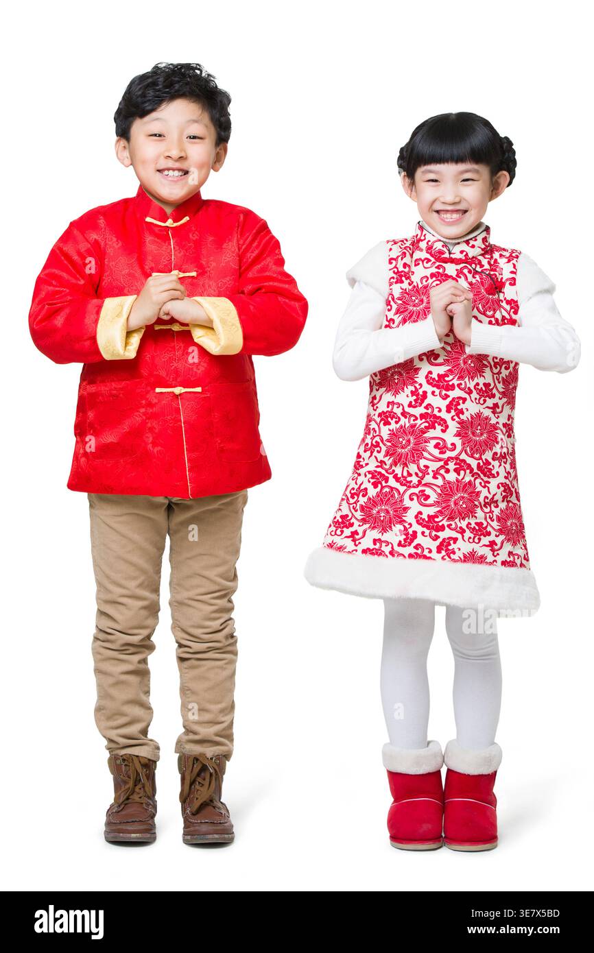 Lächelnder chinesischer Junge und Mädchen, der im Studio vor weißem Hintergrund die Gesten der Grußhand zeigt Stockfoto